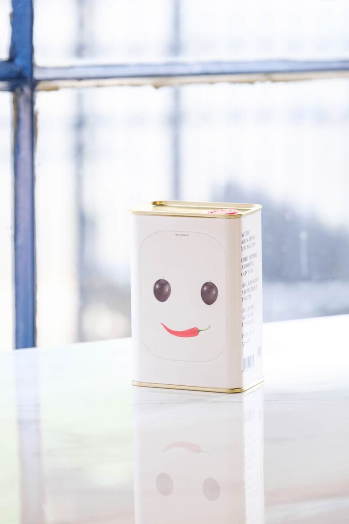 Jose-Gourmet-Olive-Oil-from-Alentejo-with-Chili-Pepper,-500ml-house-styled-FOR-WEB